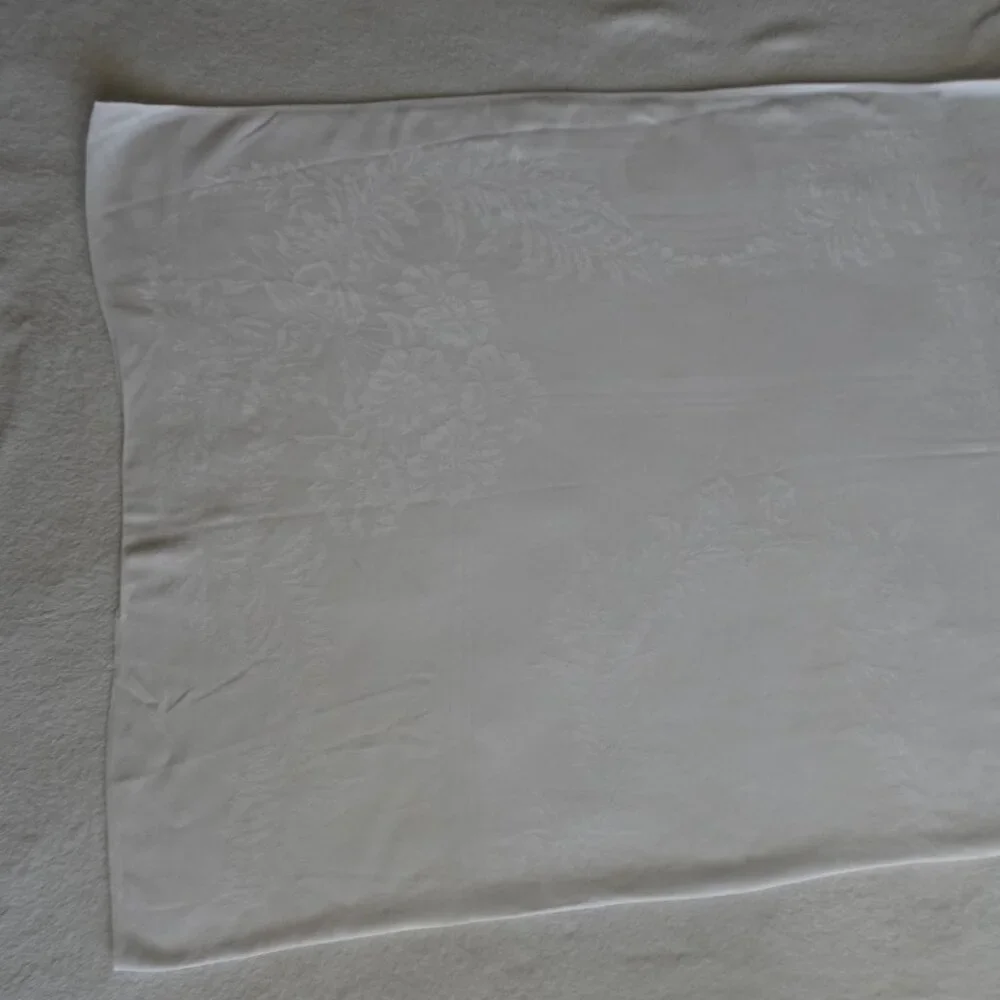 White Damask Linen Hemmed Selvage Tablecloth 68”x 50” Floral Vintage Rectangle